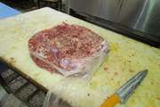 ضبط ومعدوم سازی 35 کیلو گرم گوشت قرمز ومرغ فاسد ،تاریخ گذشته از یک رستوران در ارزوئیه 